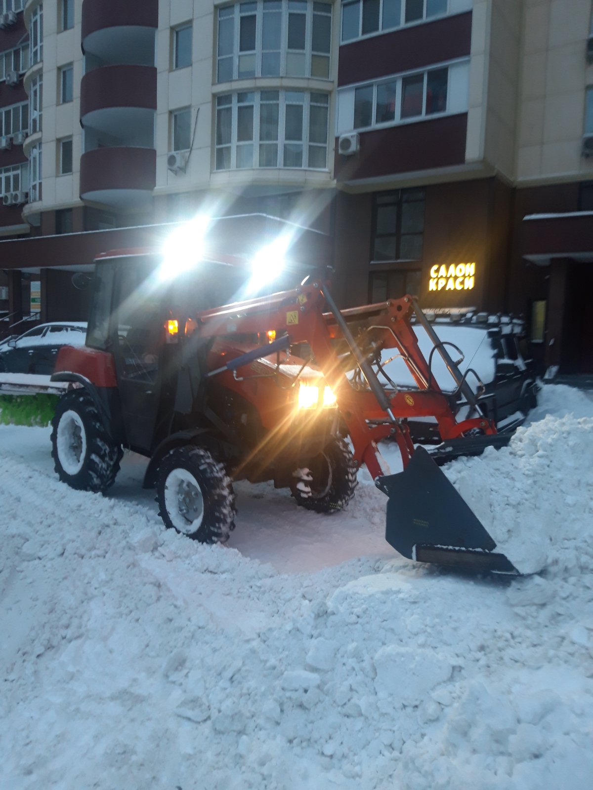 ТОВ «Явір-Житлобуд-2» здійснює зимові прибиральні роботи з очищення тротуарів під час снігопаду.
