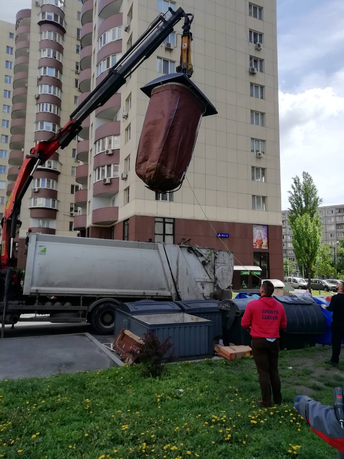 КП «Київкомунсервіс» приступив до ревізії мішків в заглиблених сміттєвих контейнерах.